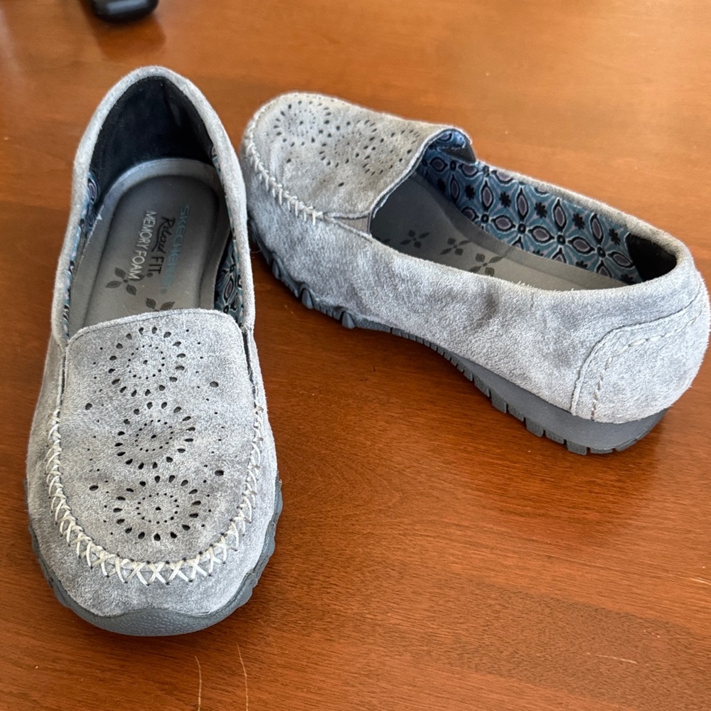 Women’s Skechers Relaxed Fit Memory Foam Size 6